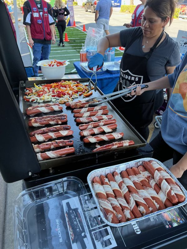 MsCorona5's tweet photo. #longbeach773Tailgate 🏈🤩💫💫🏈🏈 https://t.co/jEOIksuzZ6