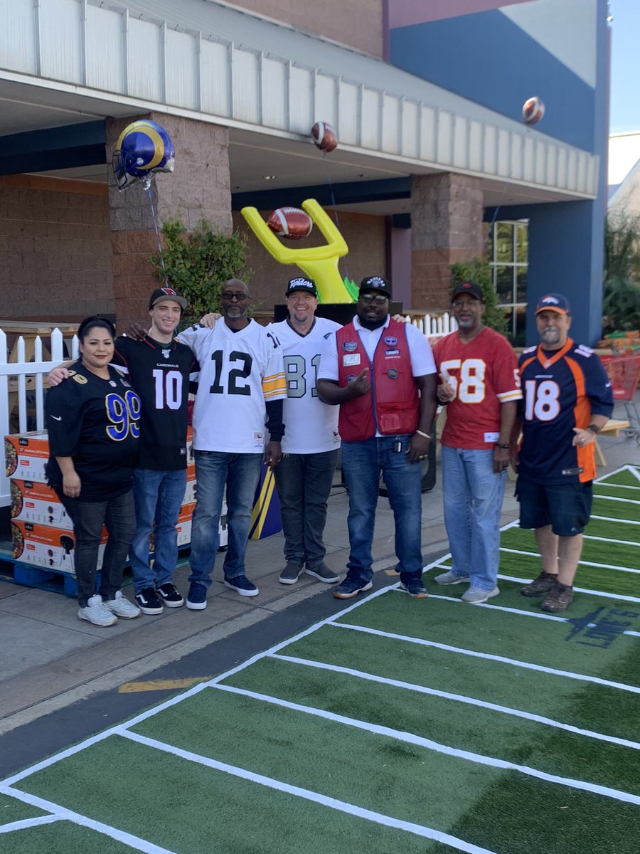 MsCorona5's tweet photo. #longbeach773Tailgate 🏈🤩💫💫🏈🏈 https://t.co/jEOIksuzZ6
