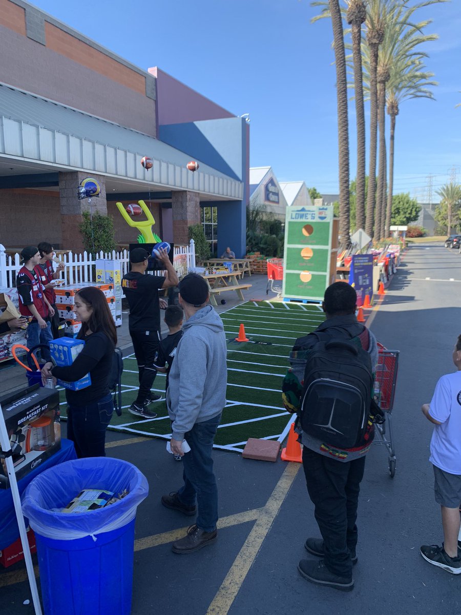MsCorona5's tweet photo. #longbeach773Tailgate 🏈🤩💫💫🏈🏈 https://t.co/jEOIksuzZ6