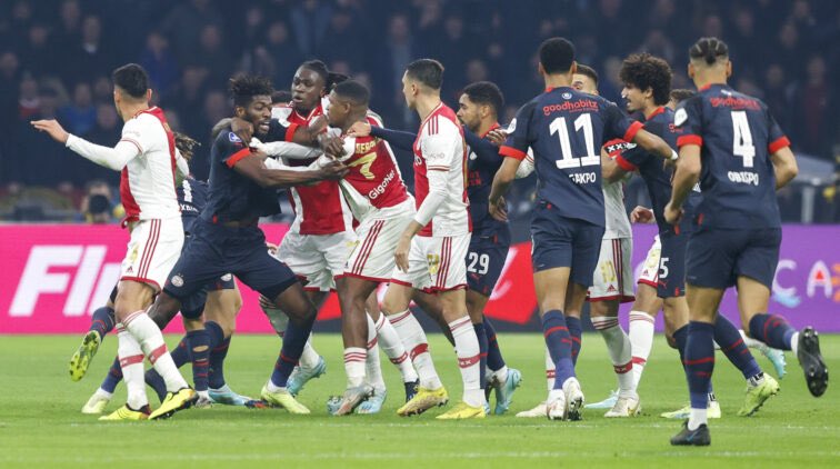 #schoolpleinstoerigheid duwen, trekken maar uiteindelijk gebeurd er niks #ajapsv  #goedvoorbeeldvoordejeugd <a href="/ESPNnl/">ESPN NL</a>