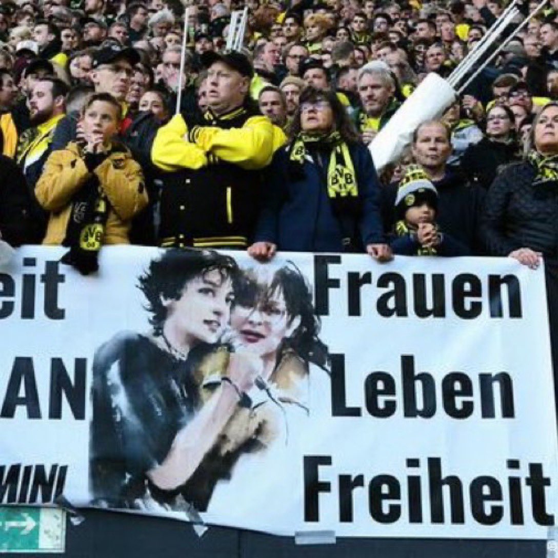 Bijan63's tweet photo. Mooi gebaar van steun vd Duitse supporters van Borussia Dortmund voor #IranRevolution in #Iran. #WomanLifeFreedom #MahsaAmini https://t.co/u8TZa6KQq5