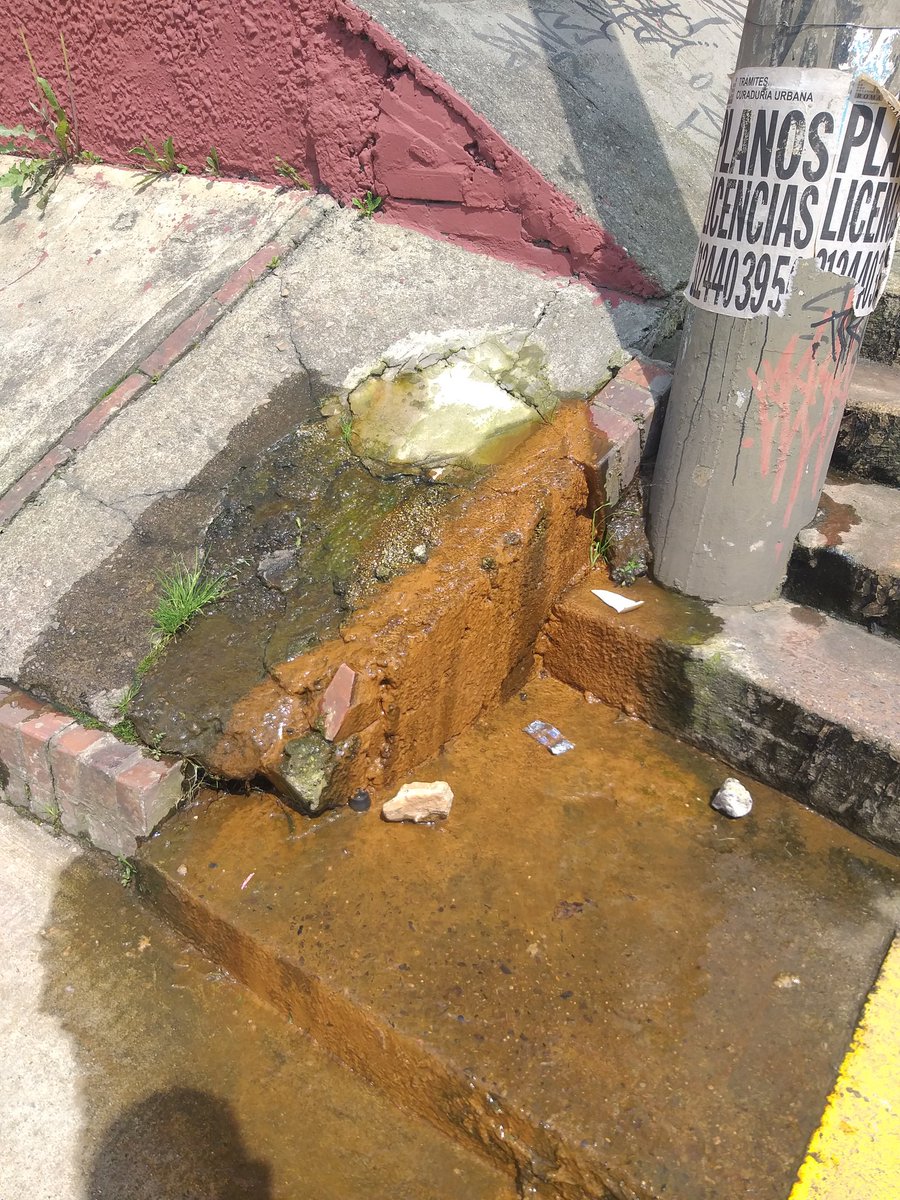 luiselopez2011's tweet photo. @AcueductoBogota Buenas tardes, reporto fuga de agua potable. Carrera 90 # 146C _ 40, Esquina del Colegio Agustiniano Suba. https://t.co/AltbPzmdmE