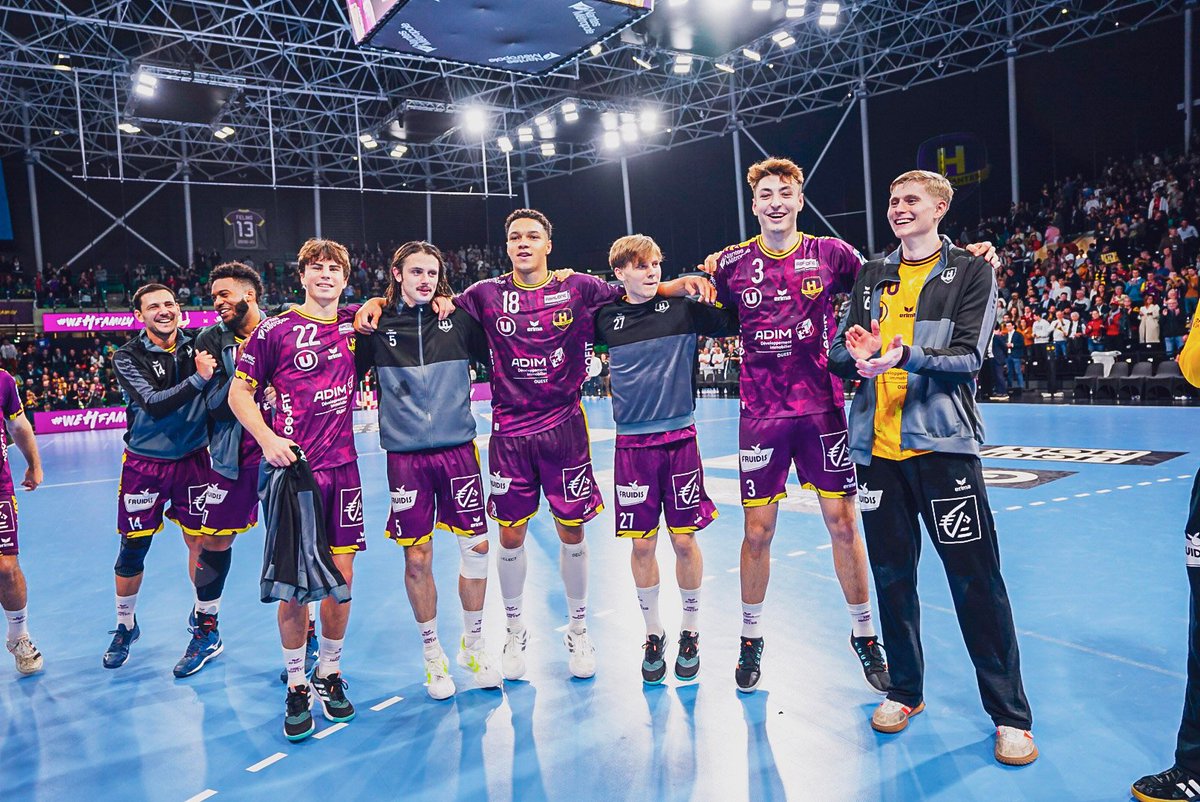 La moyenne d'âge sur cette photo 🙈

Alban - 18 ans
Lucas - 20 ans
Théo - 21 ans
Mathis - 21 ans
Thibaud - 22 ans
Viktor - 22 ans

𝐋𝐚 𝐟𝐨𝐫𝐦𝐚𝐭𝐢𝐨𝐧, 𝐩𝐚𝐫𝐭𝐢𝐞 𝐢𝐧𝐭𝐞́𝐠𝐫𝐚𝐧𝐭𝐞 𝐝𝐞 𝐥'𝐀𝐃𝐍 𝐝𝐮 𝐇𝐁𝐂 𝐍𝐚𝐧𝐭𝐞𝐬. 🟣🟡

#FormationHBCNantes