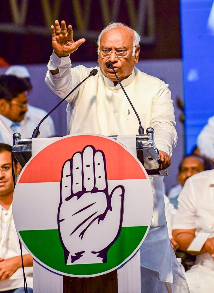 INCMinorityBR's tweet photo. कांग्रेस अध्यक्ष निर्वाचित होने के बाद पहली बार कर्नाटक पहुंचने पर @INCKarnataka कार्यकर्ताओं ने श्री @kharge जी का भव्य स्वागत किया।

इस अभूतपूर्व समर्थन के लिए धन्यवाद कर्नाटक।

आपका जोश कह रहा है- कर्नाटक BJP की 40% कमीशन वाली सरकार से मुक्ति पाने जा रहा है।
#KhargeInKarnataka https://t.co/nakPQuyd2d