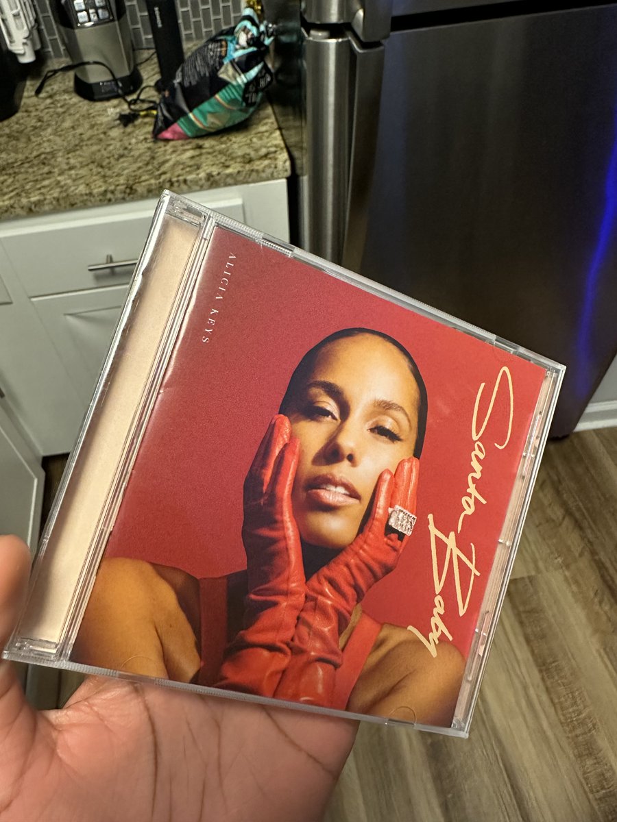 ayers0807's tweet photo. #KEYSMas #SantaBaby @aliciakeys โค๏ธ https://t.co/R9HNA79IU0