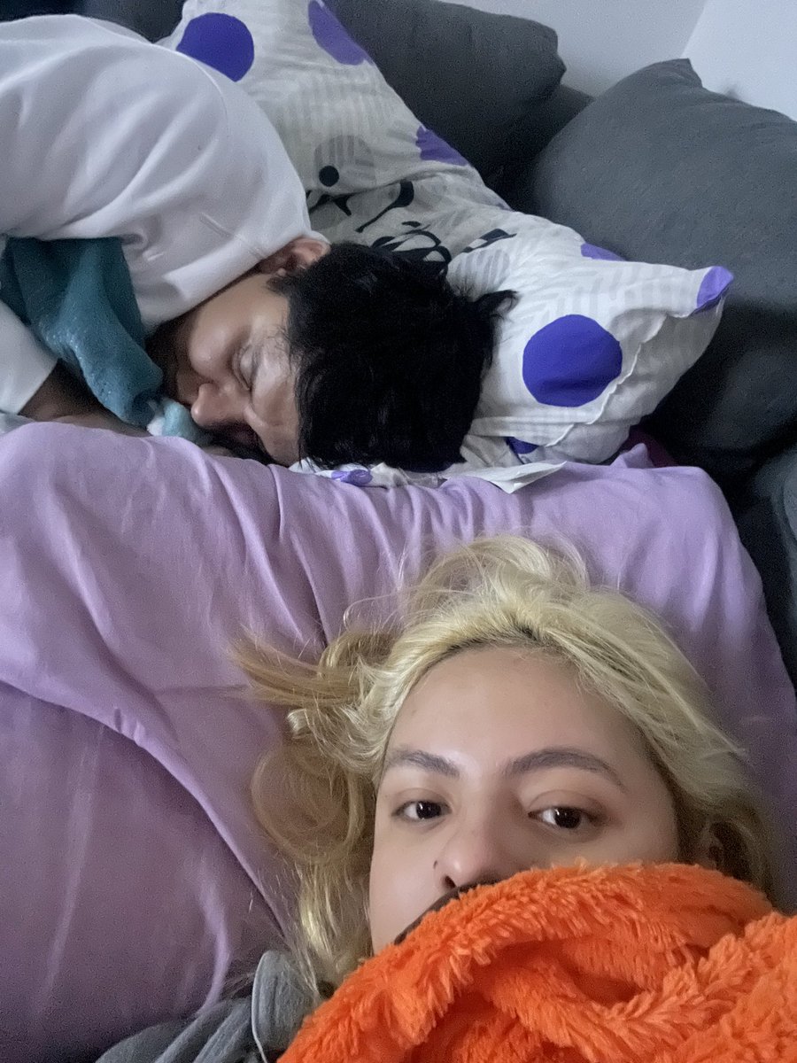 pammQr's tweet photo. Mi novio me despertó para ver una serie a las seis de la mañana, se durmió 🤡 https://t.co/GKIamYslFL