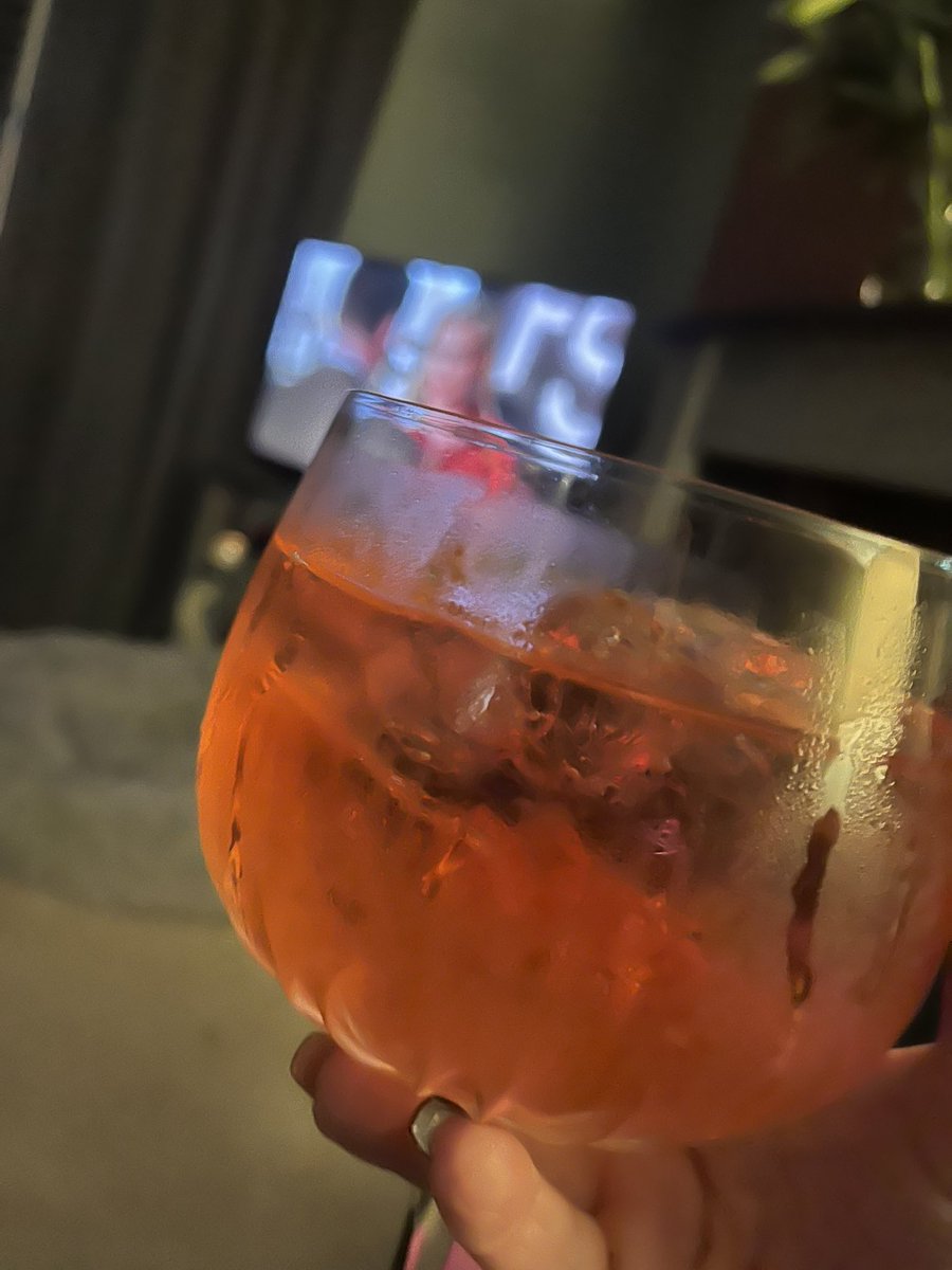 Ms_S_Howard's tweet photo. Time to chill after a busy Sunday cleaning watching @LizGillies in #dynasty drinking #blackcherry #gin #lovefallon https://t.co/53kxukSQXj