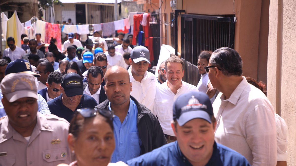 itobisono's tweet photo. Trabajando en equipo para hacerle frente a las situaciones adversas y desplegando junto a @JosePaliza, @CarolinaMejiaG @yadirahenriq y @AnibalDiputado la mano solidaria del gobierno del presidente @luisabinader para apoyar a los afectados por las lluvias en Los Girasoles. https://t.co/XHy9MdQVq6