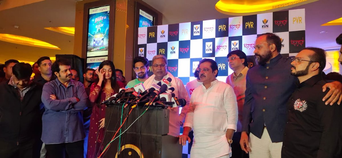 siddaramaiah's tweet photo. ಝೈದ್ ಖಾನ್ ಹಾಗೂ ಸೋನಂ ಮಾಂಟೇರೋ ಅಭಿನಯದ ಬನಾರಸ್ ಚಿತ್ರ ವೀಕ್ಷಿಸಿ, ಚಿತ್ರತಂಡಕ್ಕೆ ಶುಭ ಹಾರೈಸಿದೆ.
ನೈಜತೆಯಿಂದ ಕೂಡಿದ ಪಾತ್ರಗಳು, ಸ್ವಾರಸ್ಯಕರವಾದ ಕತೆಯನ್ನು ಒಳಗೊಂಡಿರುವ ಸದಭಿರುಚಿಯ ಚಲನಚಿತ್ರವಿದು. ಇಂಥಾ ಚಿತ್ರಗಳ ಸಂಖ್ಯೆ ನೂರಾಗಲಿ.

ಚಿತ್ರರಂಗ ಬೆಳೆಯಲಿ, 
ಚಿತ್ರತಂಡ ಬೆಳೆಯಲಿ. ಎಲ್ಲರಿಗೂ ಒಳಿತಾಗಲಿ. https://t.co/vcgPT7f2u0