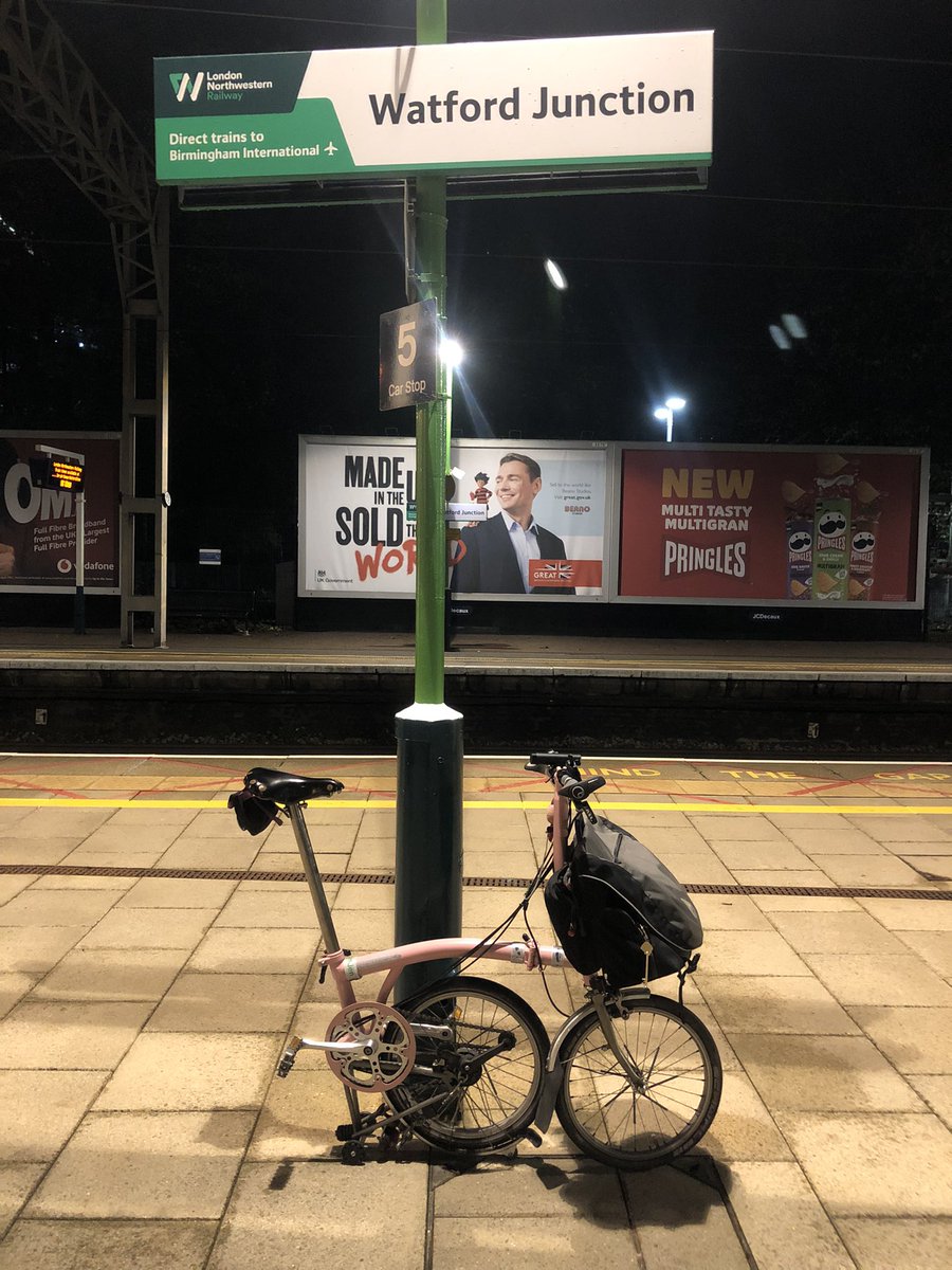 Sunniethehoob's tweet photo. On our way to @tringbookfest to hear about Hoom’s super hero #berylburton will be fun to hear @24HourMaths being the inquisitor
#bromptonbicycle @rapha #raphawomen https://t.co/XcwgvwfHTk