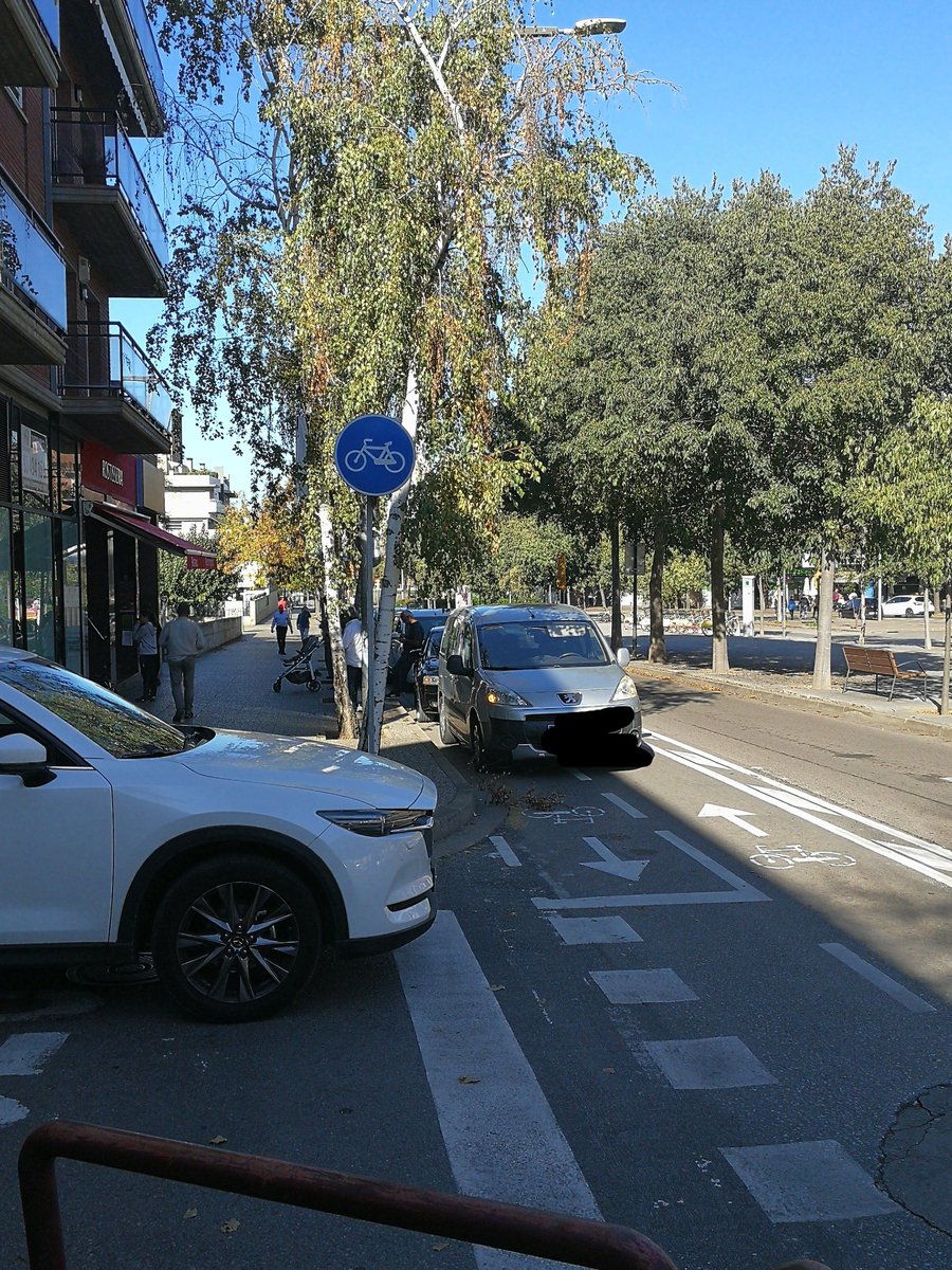 caseagusti's tweet photo. Hola @girona_cat, així no ens agrada veure els carrils bici a la nostra ciutat. Avinguda Lluis Pericot. @moutenbici. Prego una solució, @alcaldessa_gi. https://t.co/C3GFbMVKkF