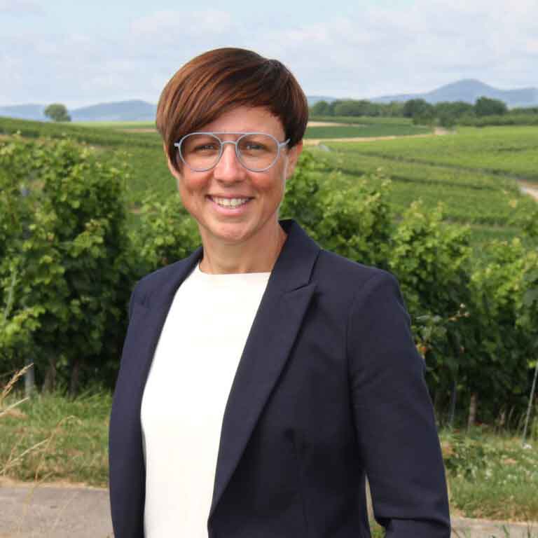 spdrlp's tweet photo. Großartig: Kathrin Flory ist neue Bürgermeisterin der VG Bad Bergzabern! 👏🏻 Herzlichen Glückwunsch, Kathrin. ❤️ 
„Kathrin ist mit Leib &amp; Seele für die Menschen da und hat klare Vorstellungen und Ideen für die Zukunft der Verbandsgemeinde“, sagen @Alex_Schweitzer und @Marcruland. https://t.co/BZJ6HW5vEq