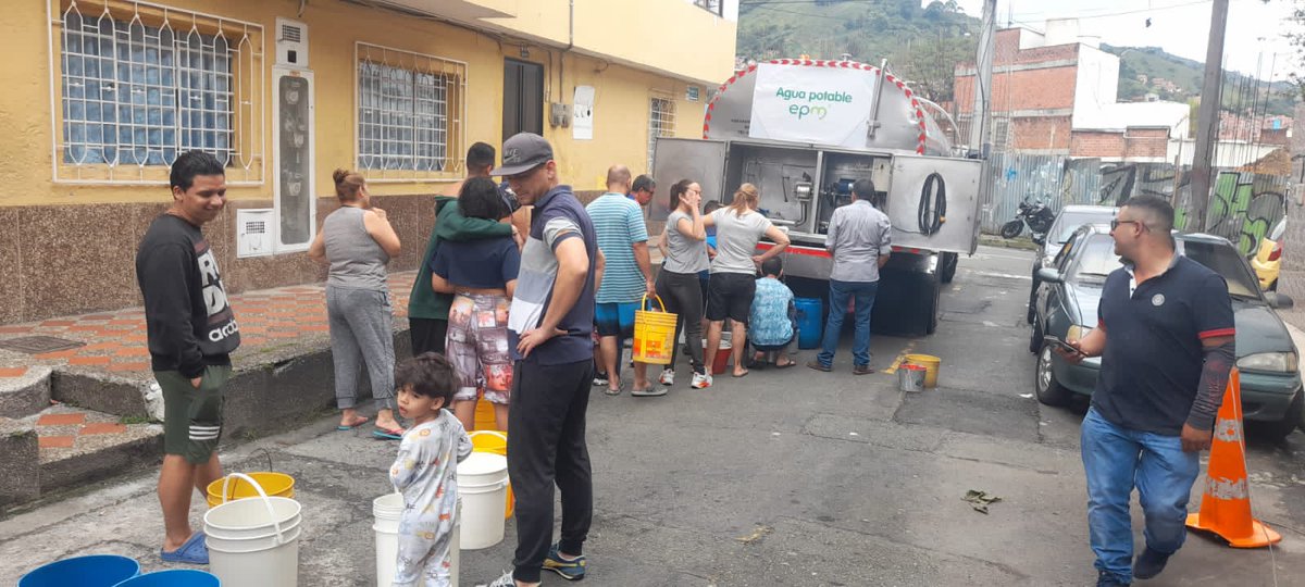 EPMestamosahi's tweet photo. [A esta hora] Avanzamos en la entrega de agua potable en el sector residencial de @AlcaldiaItagui impactado por las #InterrupcionesProgramadasEPM de #AcueductoEPM https://t.co/i8WUTdC5FJ