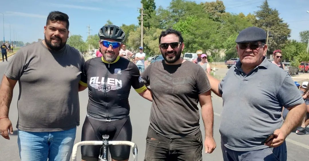 CDeportesTW's tweet photo. 🚴El Gran Premio "Ciudad de Trelew" se llevó a cabo con éxito 

➡️ El evento contó con la participación de alrededor de 100 ciclistas de distintos puntos de la región

🥇 Con un registro de 48.59, el ciclista trelewense, Matías Leiva, se llevó el Gran Premio “Ciudad de Trelew" https://t.co/78mdi1VMrc