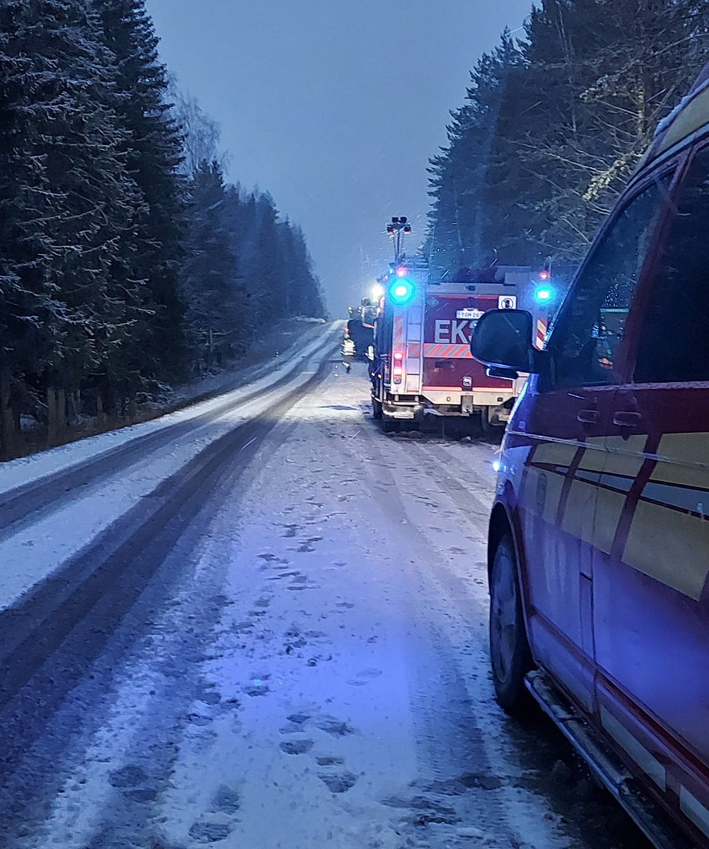 EsaViiru's tweet photo. Annetaanpa välillä positiivista palautetta! Tänä aamuna VT13 liikenneonnettomuuspaikalla liikenne kulki yhtä kaistaa ja raskas liikenne joutui odottamaan jonossa muutaman tunnin ajan. Jokainen ajoi varoen paikan ohi. Kiitos kaikille siitä👌! #liikenneturvallisuus #ekarjala https://t.co/3MMU7gVPRR