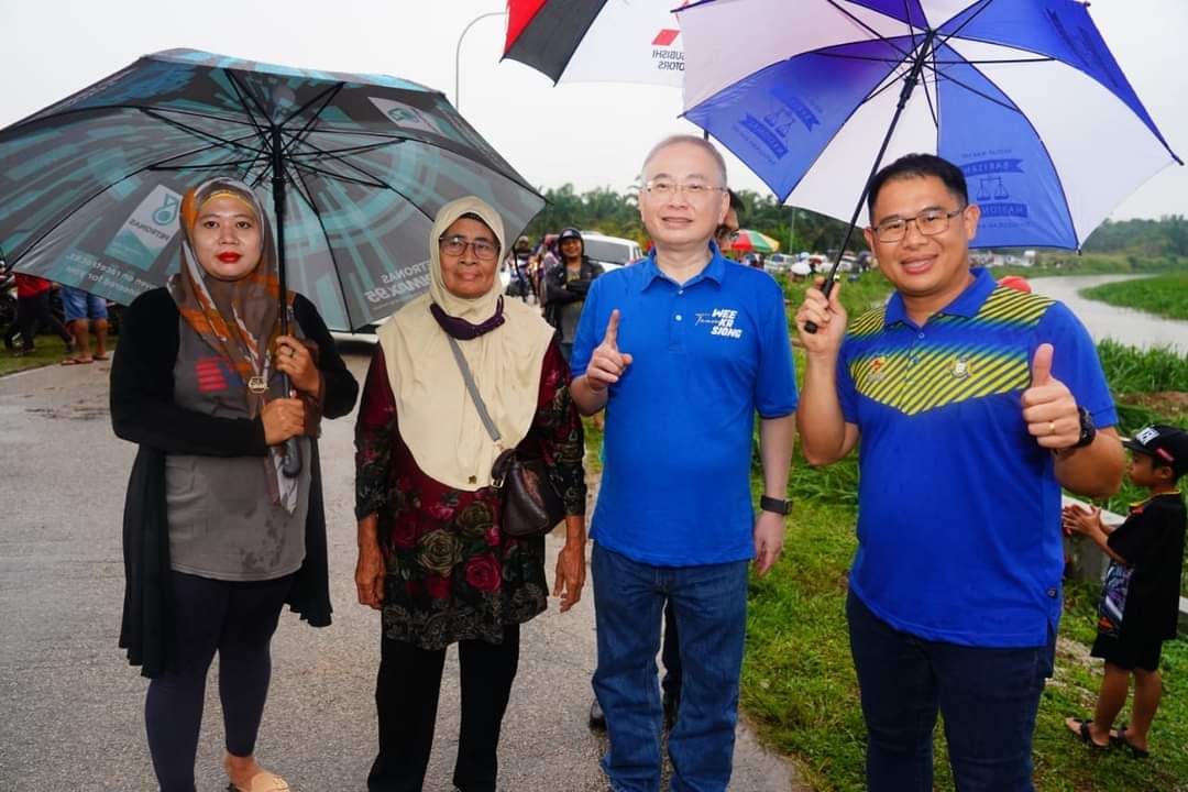 LingTianSoon1's tweet photo. Yong Peng - Ayer Hitam perlu terus dibangunkan dan banyak aspek yang masih harus diperhalusikan.
Berilah peluang kpd @weekasiongmp , marilah kita berusaha demi masa depan yang cemerlang lagi gembilang.
#TeamAyerHitam #WeeTogether #P148 #AyerHitam #KestabilanDanKemakmuran
2/2 https://t.co/vzEkVxcAji