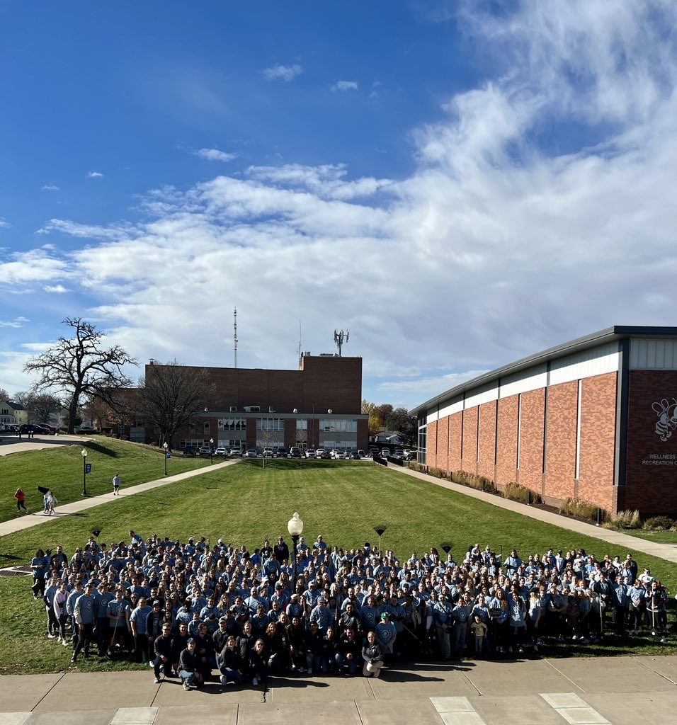 stambrose's tweet photo. A beautiful day to give back! 💙🐝 #BTDD22 #BeeTheDifferenceMonth https://t.co/qfXpNqogsZ
