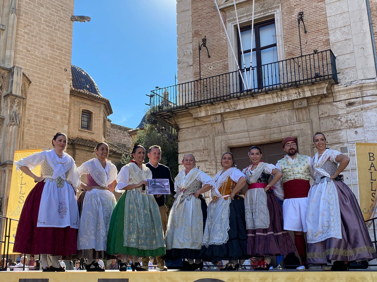 Falla_161's tweet image. Hui el nostre grup de danses tradicionals ha participat en els balls al carrer organitzats per @JCF_Valencia en la plaça de la Mare de Déu.