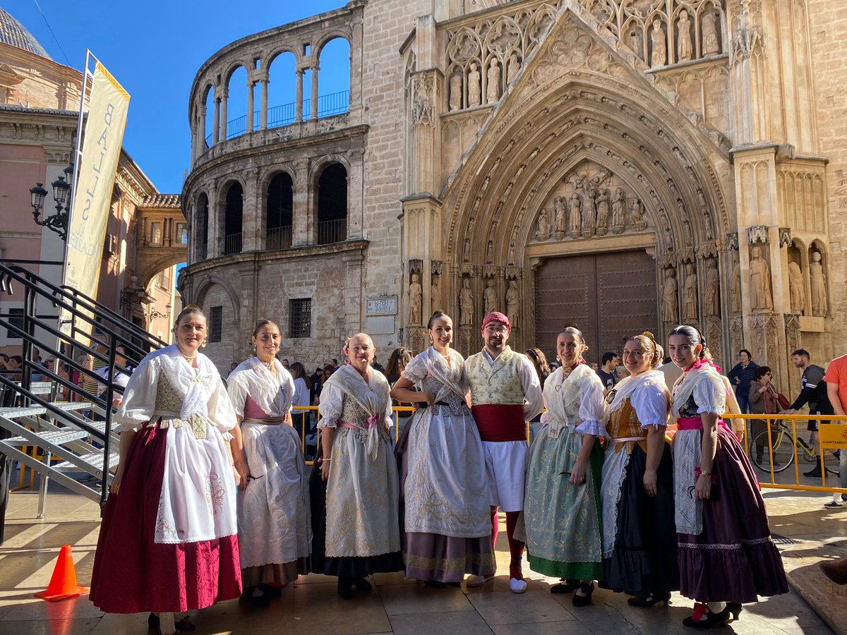 Falla_161's tweet image. Hui el nostre grup de danses tradicionals ha participat en els balls al carrer organitzats per @JCF_Valencia en la plaça de la Mare de Déu.