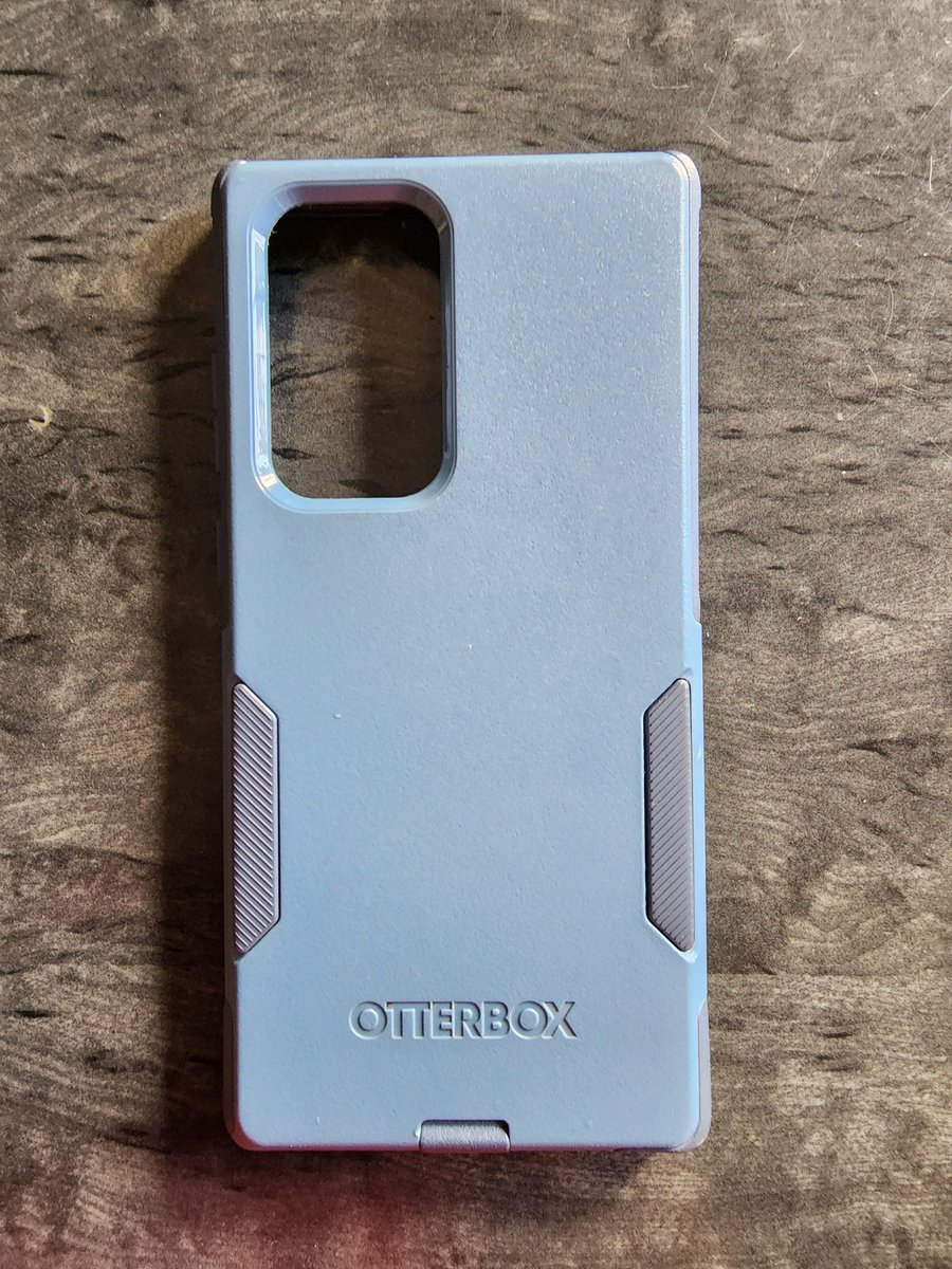 ReyDar_UA's tweet photo. Huge shout to @OtterBox #commuterseries for saving my #galaxys22ultra. #carcawaccessories Bike mount broke while riding and phone face planted on concrete without a scratch! https://t.co/t45YC78tVf
