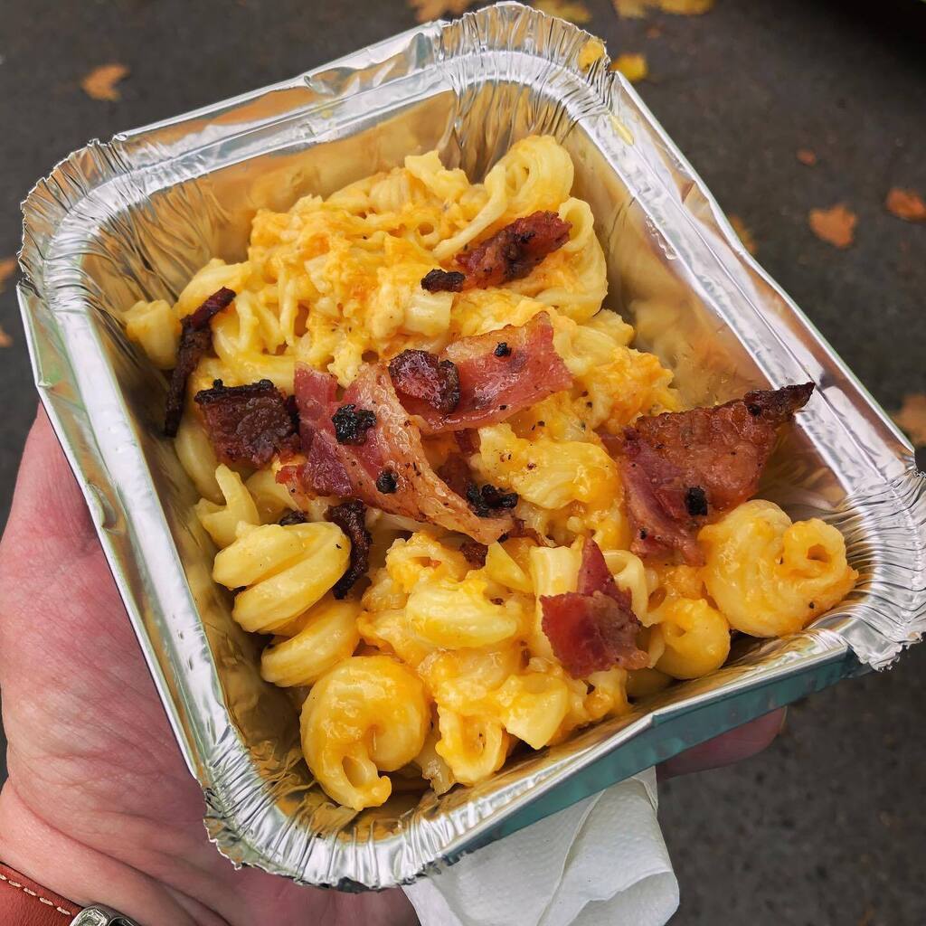 Moving on to the next #bacon course, a little dish of #macandcheese topped with #whiskeybacon from a food truck called Big Papa's. @pabaconfest #easton #pennsylvania #baconfest #baconfestival #macaroniandcheese #macaroni #baconmacncheese #food instagr.am/p/CkoS_gkOewu/
