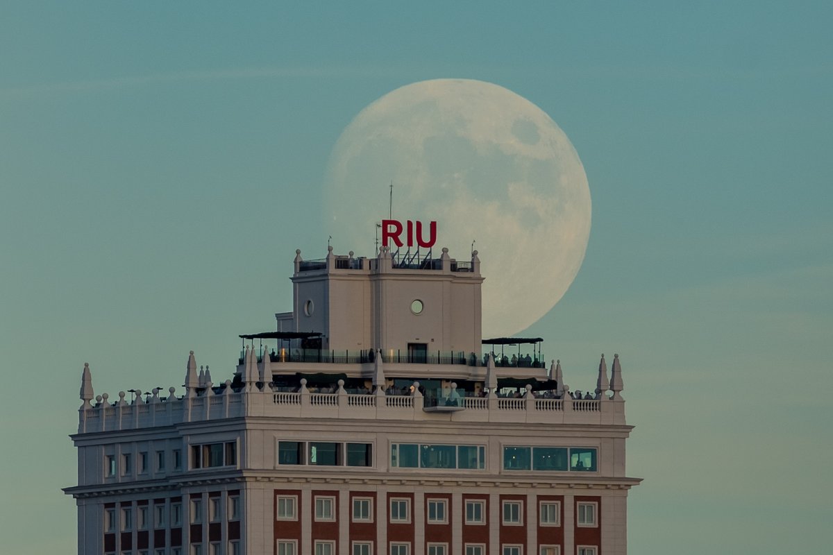 Si estabas en la azotea del Riu Plaza España hoy al atardecer creo que te gustará tener esta foto.