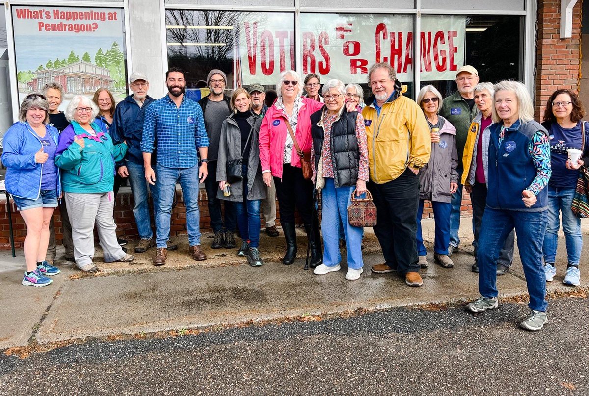 CastelliMatt's tweet photo. Stopped by to thank the volunteers with Adirondack Voters for Change who have been out knocking doors and talking to voters in Saranac Lake. #NY21 Voters are ready for a change, and the momentum for #TeamCastelli is unstoppable. https://t.co/C7rU3s05eG