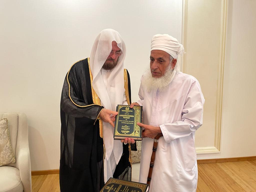 ما أروع وأجمل أن يتبادل العلماء الأجلاء هداياهم بالكتاب والعلم!!في زمن أصبحنا نهدي الكتاب لمن طلبه فقط..وخيرُ جليسٍ في الزمانِ كتابُ.. العلماء هم ورثة الكتب والأنبياء..حفظ الله علماء الأمه المخلصين
