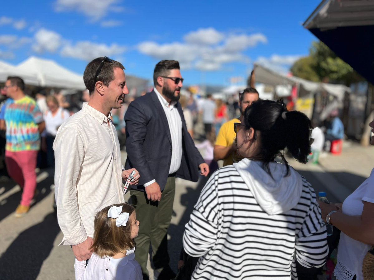 PPMarratxi's tweet photo. Avui el nostre president insular, @Ll_Galmes , ens ha acompanyat a #ferpoble.
Un bon grapat de membres de la Junta Local, amb en @jaumellompartcaldes al capdavant, hem passejat pel Magrana Tardor Fest on he pogut conversar 🗣️ amb veïns i comerciants 🎡🏺🥛 https://t.co/nyEdnEaNYE