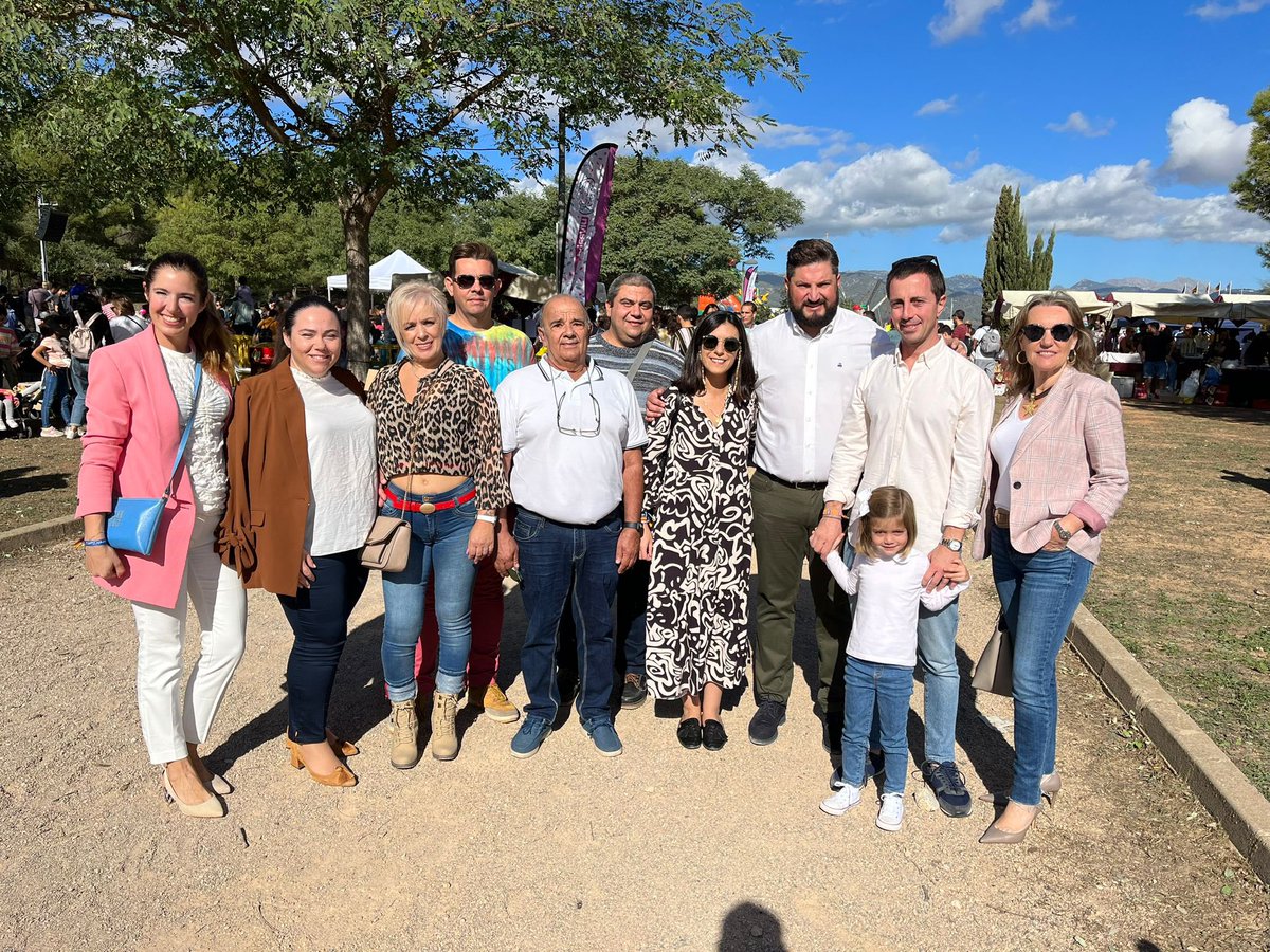 PPMarratxi's tweet photo. Avui el nostre president insular, @Ll_Galmes , ens ha acompanyat a #ferpoble.
Un bon grapat de membres de la Junta Local, amb en @jaumellompartcaldes al capdavant, hem passejat pel Magrana Tardor Fest on he pogut conversar 🗣️ amb veïns i comerciants 🎡🏺🥛 https://t.co/nyEdnEaNYE
