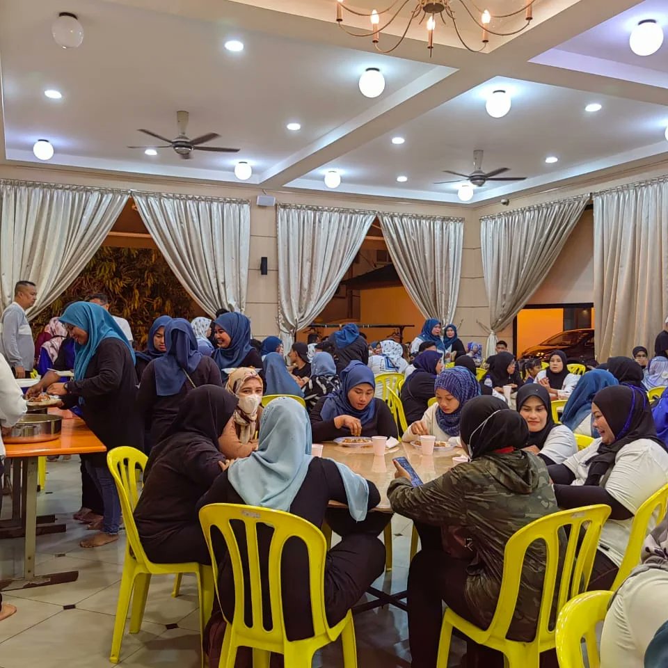 PmKedah_'s tweet photo. 06/11/2022 | AHAD | 8.00MLM
ALOR SETAR

Alhamdulillah...Ketua Pejuanita Muda Kedah , Pn Nur Kesuma Kartini mengetuai taklimat paca sesi ke 2 di parlimen Alor Setar.

Seramai 200 orang lebih menyertai taklimat ini.Sambutan dan sokongan yang bersemangat diberikan amat² positif https://t.co/AuR8uLipAo