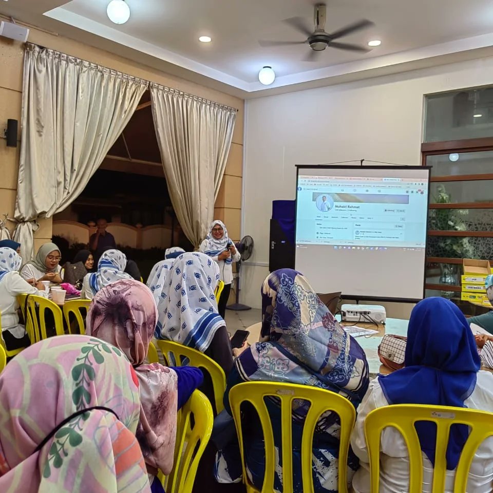 PmKedah_'s tweet photo. 06/11/2022 | AHAD | 8.00MLM
ALOR SETAR

Alhamdulillah...Ketua Pejuanita Muda Kedah , Pn Nur Kesuma Kartini mengetuai taklimat paca sesi ke 2 di parlimen Alor Setar.

Seramai 200 orang lebih menyertai taklimat ini.Sambutan dan sokongan yang bersemangat diberikan amat² positif https://t.co/AuR8uLipAo