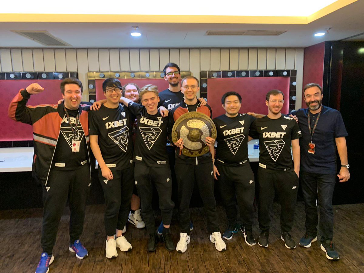 Last week the esports team I work with won an $18,000,000 tournament

The coach, players, and management of <a href="/TundraEsports/">TUNDRA</a> had worked tirelessly for 6 months with myself on 5 biopsychosocial pillars to give us our best chance to win

Here’s a thread (🧵) to explain what we did 👇🏻