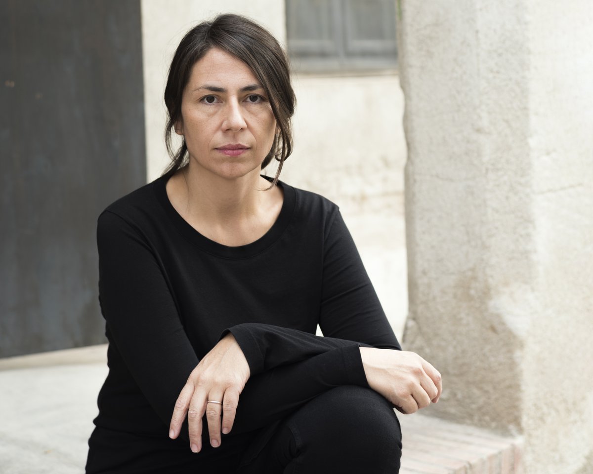 MACBA_Barcelona's tweet photo. ¡Nuevo #podcast!

Conversamos con @andreasotocal sobre imágenes y poder, sobre imaginación material, deseo y oikonomía. En ese caminar y descalzar el pie sobre el suelo, se nos aparecen arquitecturas menores y revoluciones silenciosas.

🔊 https://t.co/1tnf3eB3fU https://t.co/EqObIhL9eX