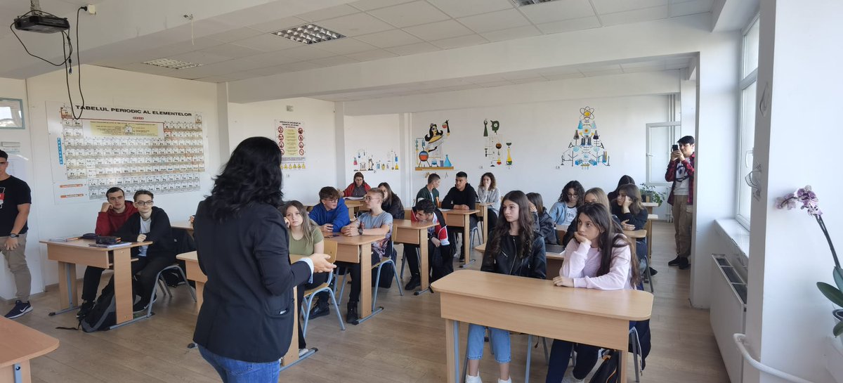 AHEAD_cby's tweet photo. #AHEAD: on the 10th of October, project leader #ARESEL organized a 5th local action with Romanian students, working on information and project’s issues communication in the “Spiru Haret” School of #Ploiesti, in the county of #Prahova - #AHEADPROJECT #EplusAHEAD #erasmusproject 🤩 https://t.co/eZahRrqztY