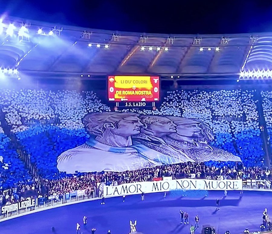 Daniela72756317's tweet photo. ...abbiamo vinto sugli spalti come al solito, anche se l'americcani vi hanno pagato la scenografia🤣🤣🤣🤭💙🤍🦅🦅🦅
#RomaLazio
#scenografia
#derbyRomaLazio
#asromacomplessatidal1927 https://t.co/2yoVlRnafP