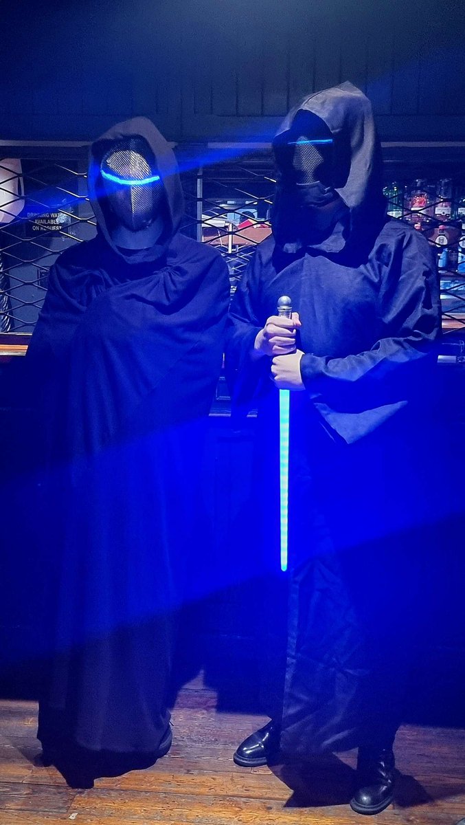 EvilProgram's tweet image. Tonight @magicswordmusic played in London and I wore my cosplay for the entire show. I got to meet one of the band members! Now I wish I had brought the fanart I did of them with me as a gift. Incredible night, many people liked it, such a great night💙