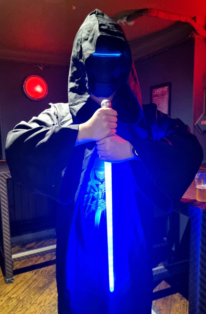 EvilProgram's tweet image. Tonight @magicswordmusic played in London and I wore my cosplay for the entire show. I got to meet one of the band members! Now I wish I had brought the fanart I did of them with me as a gift. Incredible night, many people liked it, such a great night💙
