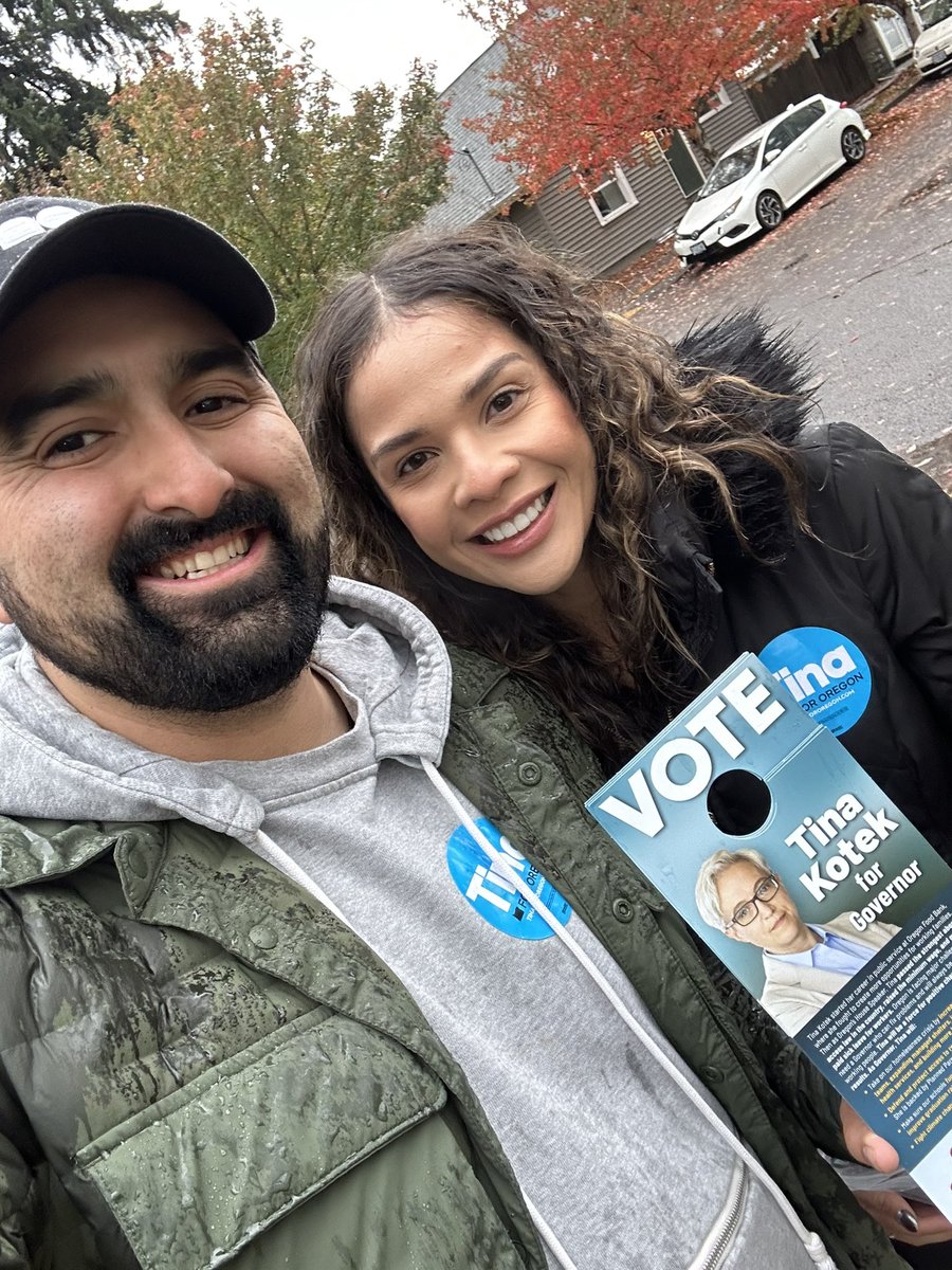 TeamJCG's tweet photo. ☔️Pouring rain won’t dampen our spirits. We believe in you @tina4oregon! @PSJoregon #GoTina #2022Election https://t.co/KhiW9WS4Iu