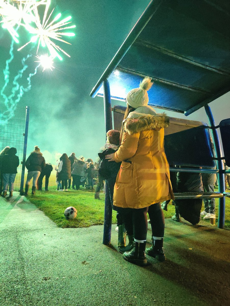 SiMPLYYMiST's tweet photo. Lovely evening watching the fireworks with 2 of my favourite people 🥺😍🖤

(what a fucking picture btw 🎇😍✨) https://t.co/CLvILZeYfX