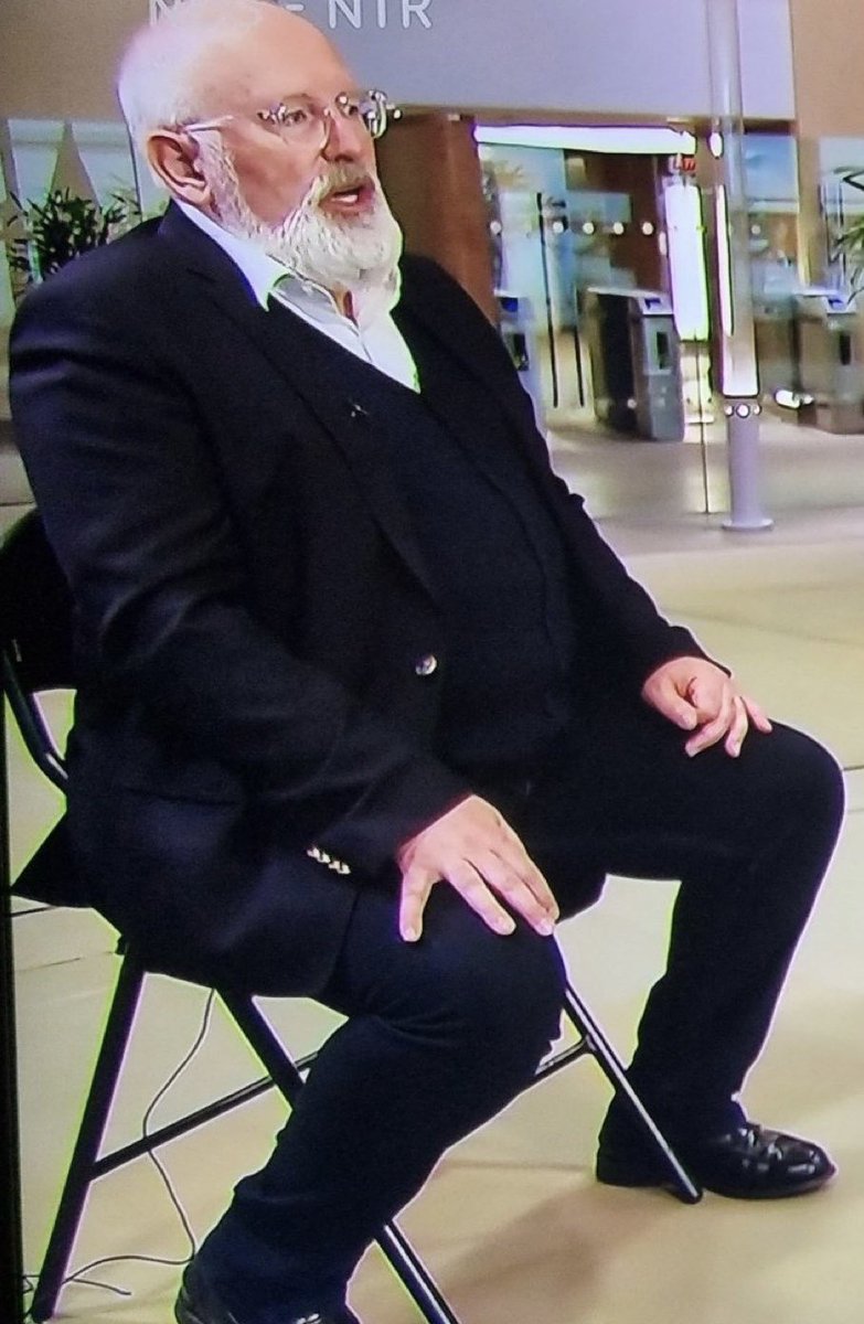 Links the handmaid's tale, rechts een EU sekte lid.