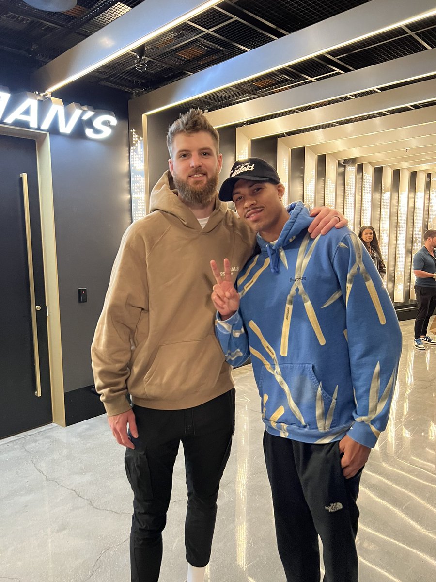 2guardsonly's tweet image. Came a long way since them k-state days. Love brother @deanwade3232