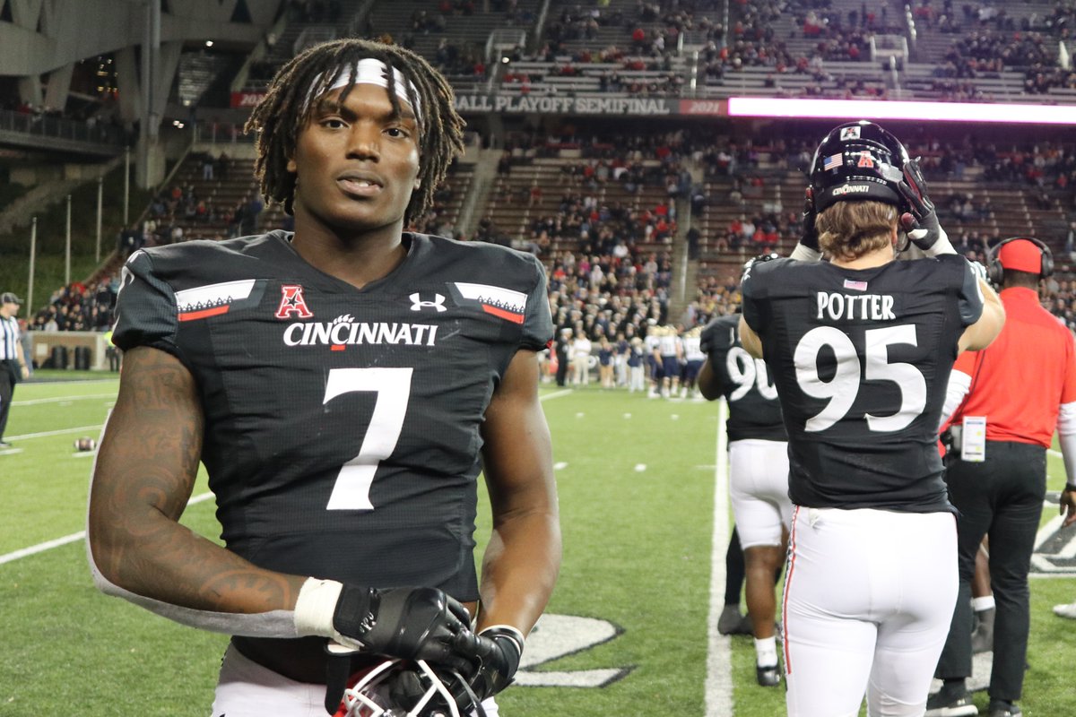 The_Workout's tweet photo. Cincinnati Bearcats 20
Navy Midshipmen 10
FINAL
It's now 31 straight home victories at the historic #NippertStadium
Freshman Dontay Corleone #58 11 tackles
#strengthtraining #strengthandconditioning #strengthcoach #strengthcoaching #strengthtrainingworkoutplan https://t.co/jC1nKcf8jy