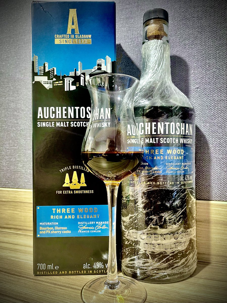 CroviesLi's tweet photo. #Auchentoshan three wood

Score 90/100, just like a sherry bomb.

Smooth and rich with dark currant, caramel cream, brown sugar, cocoa coffee, apricot &amp; almond, dark spices, brown molasses, hints of rancio.

Photoed on 5.9.2022

#Whisky #tastingnotes https://t.co/wBZYPm7VAv