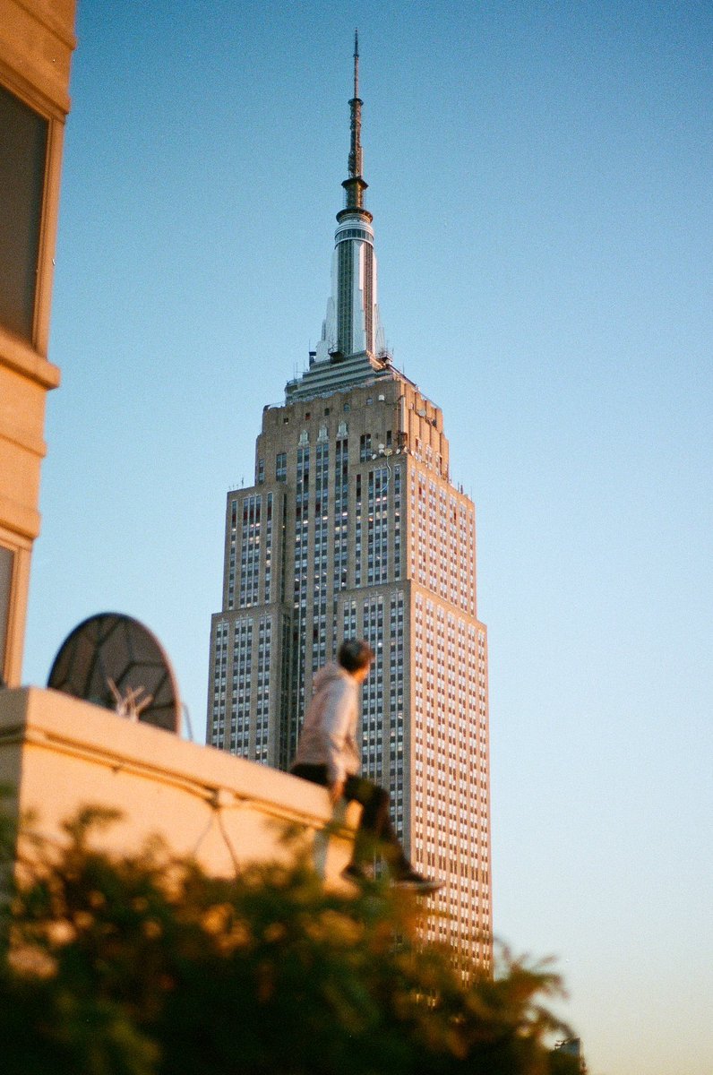 Lurkerlife's tweet photo. Autumn’s glow over NYC https://t.co/Ehum8Losem
