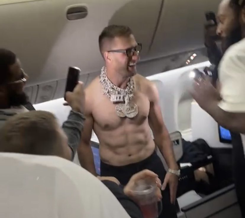 VikingsFan26's tweet image. Kirk Cousins really went from Kohls Cash to clapping your girls ass 😭