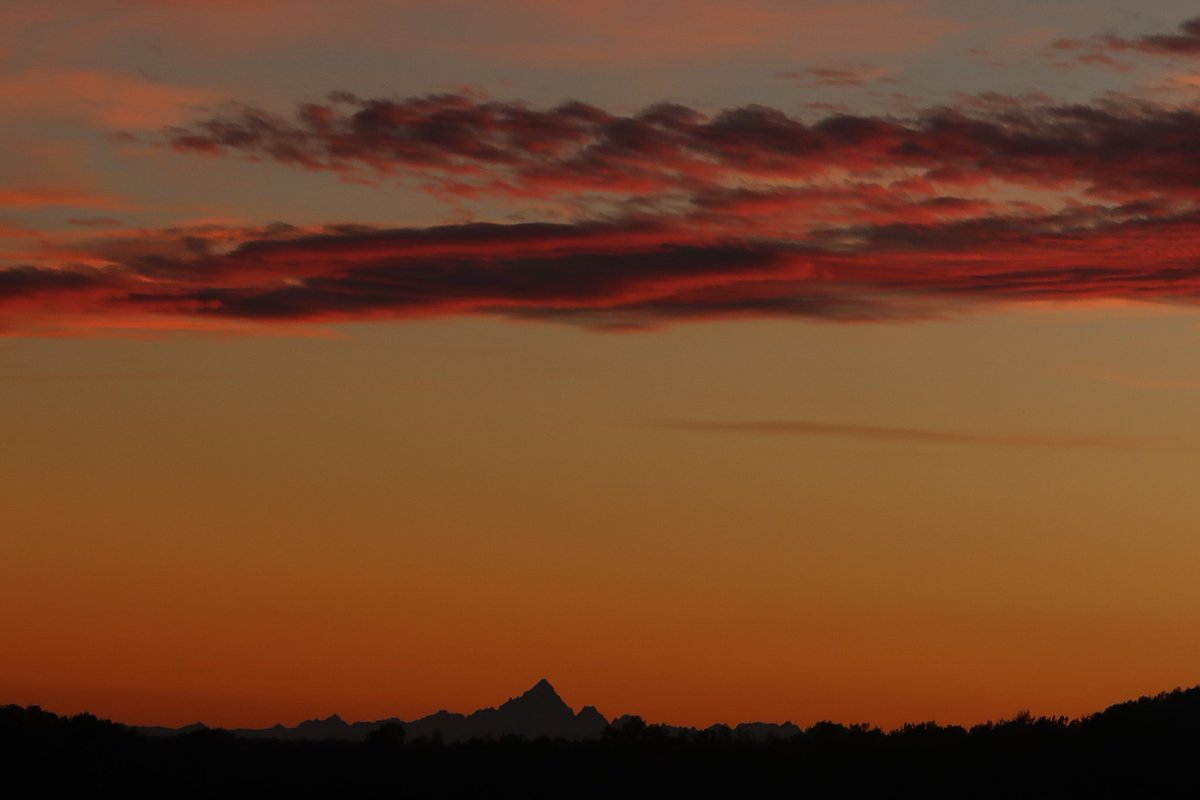 sil_viaaaaa's tweet photo. @marcoapico #monviso#tu#seistatotumandarmistocielo#lassu#nuvolerosse https://t.co/uga6bp6jmx