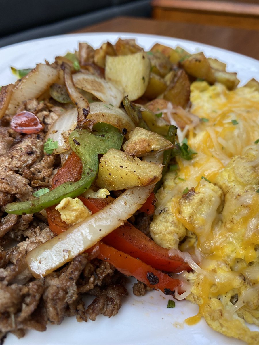 MannyGoss's tweet photo. Steak &amp; Egg w/ hash and peppers  🤌🏾#latebrunch  #WashingtonDC #phreshgourmet #dmvfood https://t.co/pMBrLY6ZDc