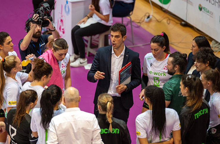 thevolleynews's tweet photo. Musso: "Parliamo troppo di individualità, da questi problemi si esce da squadra"
https://t.co/QeHb2hFtSI
#VolleyNews #AlexandraBotezat #LenaStigrot #MarcoMusso #MegaboxOndulatiDelSavioVallefoglia #RosamariaMontibeller #SerieA1Femminile #UnetEWorkBustoArsizio https://t.co/ZlAY3Lav5k