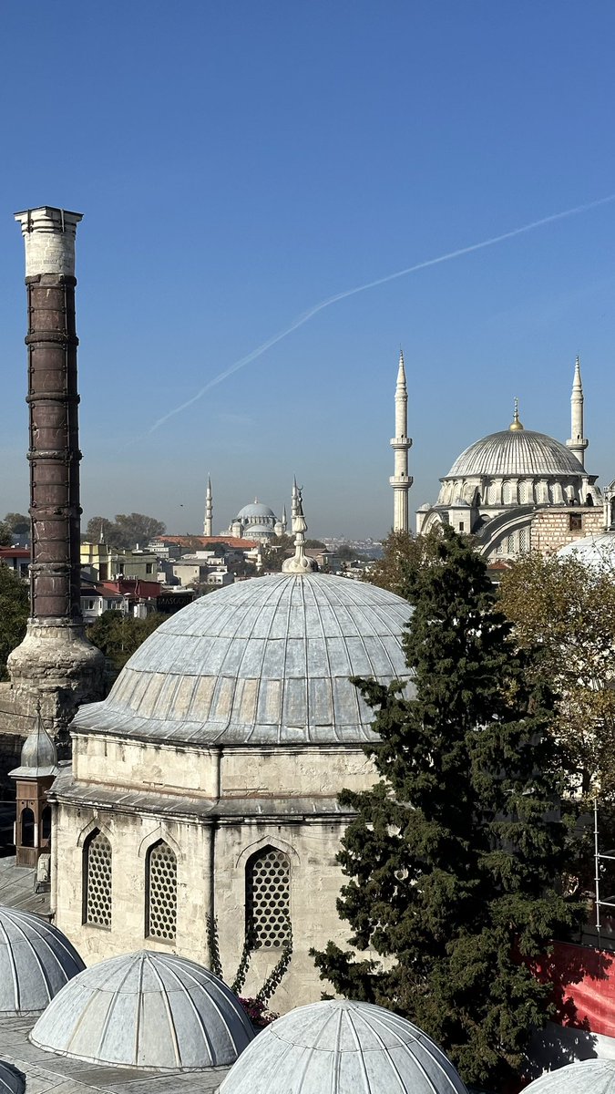 DeryaPacal's tweet photo. Barın Han terasından katman katman İstanbul 

Köprülü Mehmet Paşa Cami, Çemberlitaş Sütunu, Nuruosmaniye Cami, Süleymaniye Cami ve Beyazıt Kulesi https://t.co/NOEIiFrOmR